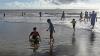 Kawasan Pantai Anyer dan Carita Ramai Wisatawan Meski Ditutup - Bagian 3