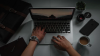 Mudah Banget! Begini Cara Membersihkan Keyboard Laptop