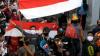 Momen Warga Surabaya Sambut Pasien Sembuh Covid-19 - Bagian 2