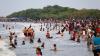 Pantai Tanjung Pasir Tangerang Dipadati Wisatawan saat PSBB - Bagian 1
