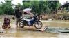 Jembatan Ambruk akibat Banjir, Warga di Bolmong Pakai Rakit untuk Menyeberang