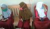 Susah Sinyal dan Tak Punya HP, Puluhan Murid Belajar di Koramil Ciasem