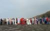 Unik, 11 Pasang Pengantin Nikah Bareng di Pantai Bantul