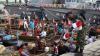 Meriahkan HUT RI, Prajurit TNI AL Bagikan 1.000 Bendera Merah Putih