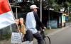 Ditemani Boneka Kembar, Pria Brebes Gowes Sepeda ke Jakarta untuk Ikut Upacara di Istana