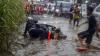 Jalanan Rusak dan Tertutup Air di Bojong Gede, Banyak Pengendara Motor Terjatuh - Bagian 1