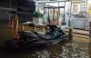 Tak Bisa Dilalui Mobil karena Banjir, Pria Ini Belanja ke Minimarket Pakai Jetski