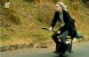 Unik, Sepeda Motor Listrik Ini Berbentuk seperti Sapu Terbang Harry Potter