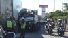 Patah As Roda Depan, 2 Truk Kontainer di Surabaya Tabrakan