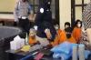 Video Polisi Tangkap Pelaku Daur Ulang Limbah Sarung Tangan di Bandung