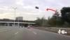 Horor, Atap Mobil Tesla Tiba-Tiba Terbang saat Melaju di Jalan Tol