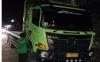 Truk Tronton Terbalik di Jalan Trans Sumatera Aceh Timur akibat Jalan Licin