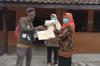 Aktivis JCW Sindir Bawaslu Bantul dengan Kerupuk Melempem