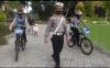 Operasi Lilin Rinjani 2020, Polwan Cantik di Lombok Timur Gowes Sepeda Bagi-Bagi Masker