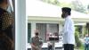 Salat Jumat, Suhu Tubuh Jokowi Dicek Sebelum Masuk Masjid Baiturrahim
