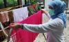 Gubernur Jatim Khofifah Isi Masa Isolasi dengan Mencuci Baju, Ini Pesannya 