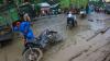 Jalan Lintas Jambi Rusak Parah, Motor Berjatuhan dan Truk Terperosok ke Lubang