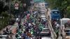 Masyarakat Turun ke Jalan Iringi Jenazah Syekh Ali Jaber Menuju Pemakaman - Bagian 5