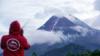Penampakan Gunung Merapi Keluarkan Lava Pijar Sejauh 600 Meter - Bagian 2
