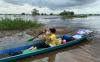 Gunakan Perahu Mesin, Kadispersip Kalsel Blusukan Salurkan Bantuan Korban Banjir