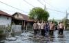 Tinjau Lokasi Banjir di Aspol Bina Brata, Kapolda Kalsel Sarankan Lansia Mengungsi