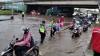 Polisi Berjibaku Bantu Warga Melintasi Banjir di Semarang - Bagian 1