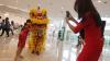 Atraksi Barongsai Menghibur Pengunjung Mal - Bagian 2