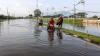 Puluhan Pengendara Motor Terjebak di Tengah Banjir Jalan Raya Porong - Bagian 2