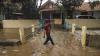 Santai, Pria Ini Tiduran di Atas Kasur Angin saat Banjir Depok - Bagian 2