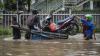 Motor Diangkut Pakai Gerobak Melintasi Banjir di Jalan Kapten Tendean Jakarta