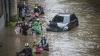 Motor Diangkut Pakai Gerobak Melintasi Banjir di Jalan Kapten Tendean Jakarta - Bagian 2