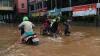 Penampakan Kios Pasar Cipulir Banjir, Pedagang Evakuasi Barang Dagangan - Bagian 3