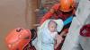 Bayi Ini Tersenyum ke Petugas Basarnas saat Dievakuasi dari Rumahnya yang Banjir - Bagian 2