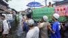 Warga Ramai-Ramai Gotong Jenazah Melewati Banjir di Pekalongan