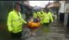 Dramatis, Polisi Evakuasi Kakek Sakit di Tengah Kepungan Banjir 1 Meter di Pekalongan