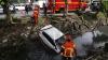 Pengemudi Main HP, Toyota Agya Terjun ke Sungai - Bagian 4