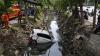Pengemudi Main HP, Toyota Agya Terjun ke Sungai - Bagian 1