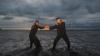 Aksi Dua Pesilat Perguruan Harimau Lalok Menarik Wisatawan di Pantai Pariaman