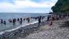Masih Ramai, Ratusan Warga Mendulang Emas di Pantai Pohon Batu Malteng