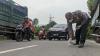 Pemotor Tewas Terlindas dan Terseret Truk, Petugas Harus Pakai Dongkrak untuk Evakuasi