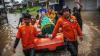 Tim SAR Evakuasi Jenazah dengan Perahu Karet Lewati Banjir Baleendah - Bagian 1
