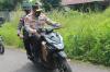 Tempuh Jalan Rusak 30 Km, Kapolda Pakai Motor Ojek Distribusikan Bantuan bagi Korban Bencana di NTT