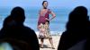 Bule Pakai Kebaya Main Papan Selancar di Pantai Kuta Bali - Bagian 5