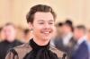 Foto Harry Styles Berdandan ala Ariel Putri Duyung Jadi Viral