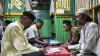Potret Lansia Belajar Membaca Alquran usai Sholat Tarawih - Bagian 3