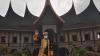 Gaya Menparekraf Sandiaga Uno Pakai Baju Adat Minang Kunjungi Rumah Gadang