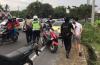 Pengendara Mobil VW Ini Terobos Penyekatan hingga Tabrak Polisi di Prambanan 