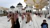 Wisata Religi, Masjid Raya Baiturrahman Aceh Dipadati Pengunjung - Bagian 1
