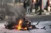 Detik-Detik 2 Sepeda Motor Terbakar Usai Bertabrakan Adu Banteng