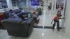 Tingkatkan Kemampuan, Anak-Anak Berlatih Sepatu Roda di Pusat Perbelanjaan  - Bagian 3